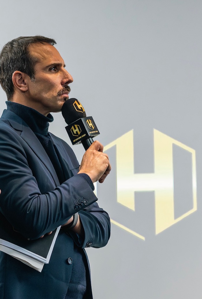 Thomas Desson, micro Hexagone MMA à la main
